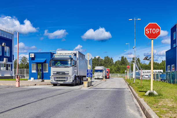 anhänger brachte import in zolllager - border control stock-fotos und bilder