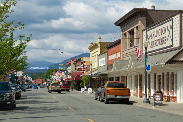 main street en el centro de arlington, washington - snohomish county fotografías e imágenes de stock