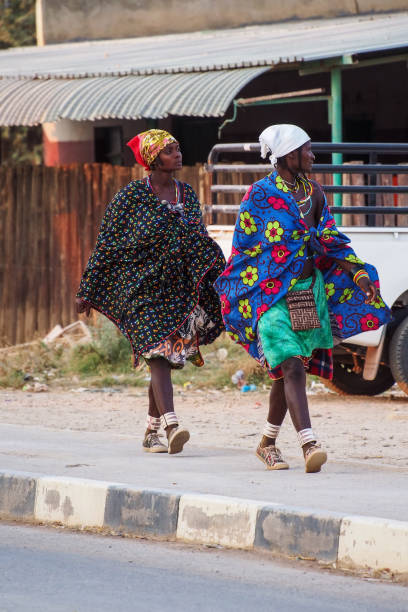 opuwo, namibia: donne namibiane per strada, viste a opuwo, capitale della regione di kunene in namibia - student outdoors clothing southern africa foto e immagini stock