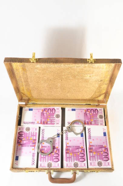 istock Suitcase Full of Banknotes 1255090871