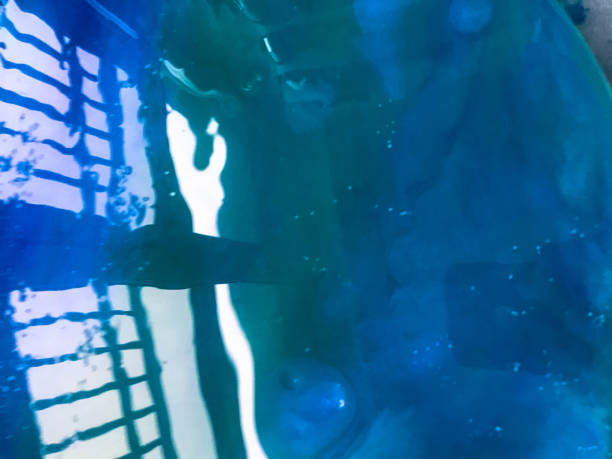 sfondo astratto con l'immagine di un tema marino, superficie dell'acqua utilizzando la tecnica epossidica dell'arte fluida. oceano nella foto con un riflesso di strutture in ferro. bagliore dalla luce su uno sfondo di blu e bianco - 4818 foto e immagini stock