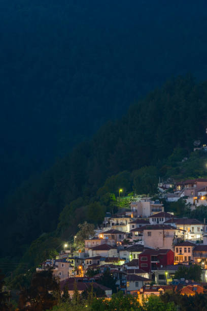 stare miasto w xanthi w nocy - lowlight zdjęcia i obrazy z banku zdjęć