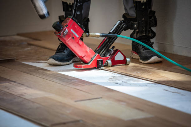 instalación de suelo de madera con pistola de clavos hidráulica - wood laminate flooring floor nail hammer fotografías e imágenes de stock