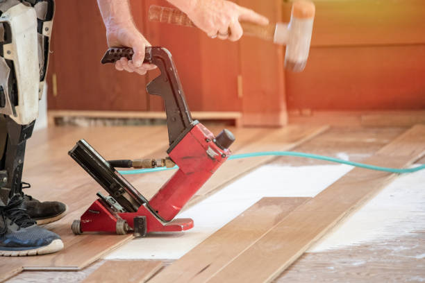 hombre instalando piso de madera icon pistola de clavos hidráulico - wood laminate flooring floor nail hammer fotografías e imágenes de stock