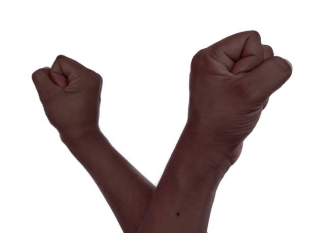 黒い命を支持して白い背景に黒い肌の手が立ち上がり、人権に対する抗��議が起こります。 - uprise ストックフォトと画像