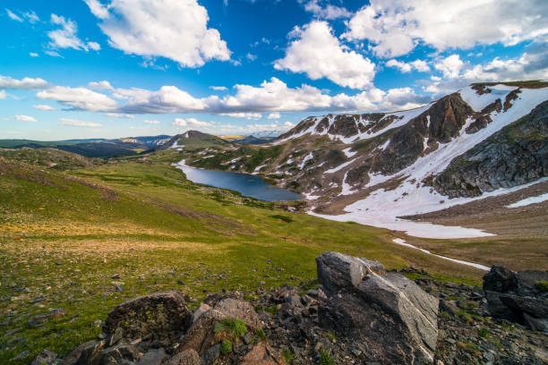 озеро на медвежьем зубном шоссе - absaroka range стоковые фото и изображения