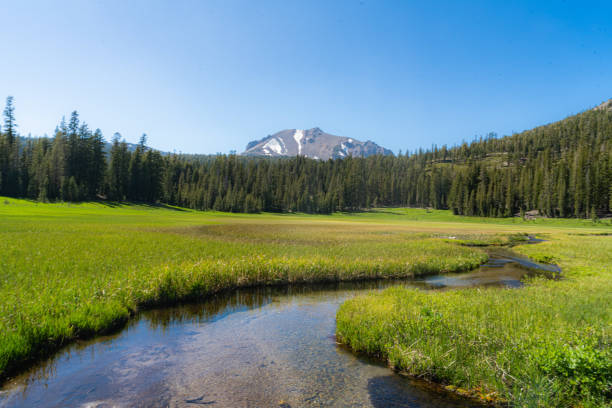 вулканический национальный парк лассен калифорния сша - lassen volcanic national park стоковые фото и изображения