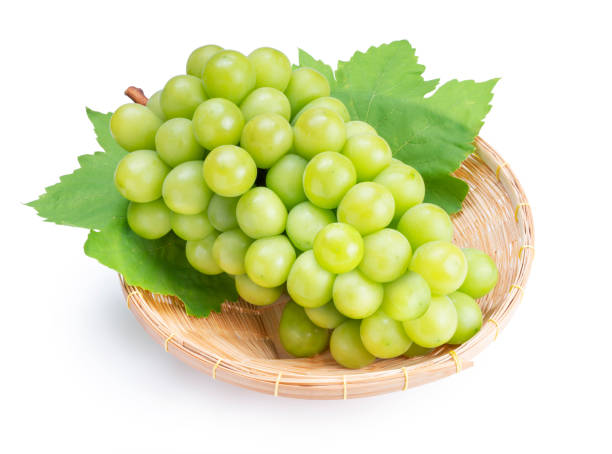白い背景に隔離竹バスケットの緑のブドウ, 白い背景に葉とシャインマスカットブドウクリッピングパスで, - grape white grape green muscat grape ストックフォトと画像