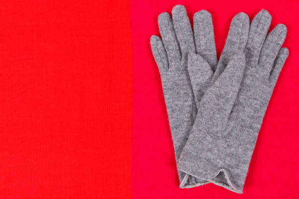 ciepłe kobiece rękawiczki i szal do użytku jesienią lub zimą, kopiuj miejsce na tekst - womanly zdjęcia i obrazy z banku zdjęć