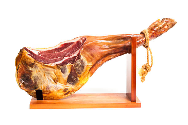 ジェイモン・セラーノ白の上に隔離されたスペインのハム - serrano chilli pepper meat ham spain ストックフォトと画像