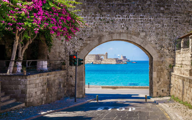 paesaggio con porta della vergine maria del centro storico di rodos - old town foto e immagini stock