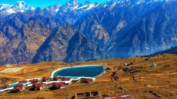 top hill utsikt över auli, uttarakhand, indien - uttarakhand bildbanksfoton och bilder