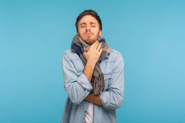 porträtt av ohälsosam influensasjuk man stående insvept i varm halsduk frossa från kyla, mår dåligt - snuva man bildbanksfoton och bilder
