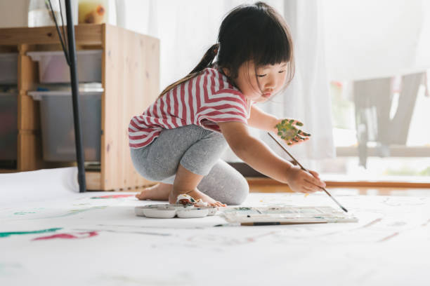 девушка рисует картинку с краской - art indoors lifestyles education стоковые фото и изображения