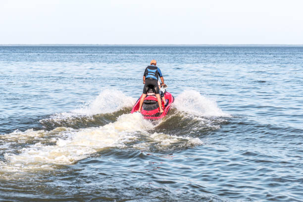 spacer na rowerze motorowym wody. - wake jet boat water water sport zdjęcia i obrazy z banku zdjęć