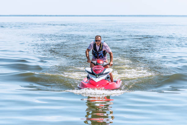 spacer na rowerze motorowym wody. - wake jet boat water water sport zdjęcia i obrazy z banku zdjęć