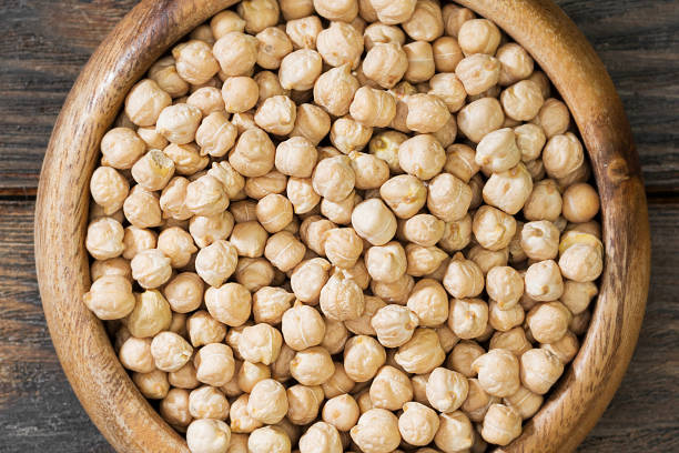 pois chiches dans un bol en bois sur une table en bois. vue supérieure - 3287 photos et images de collection