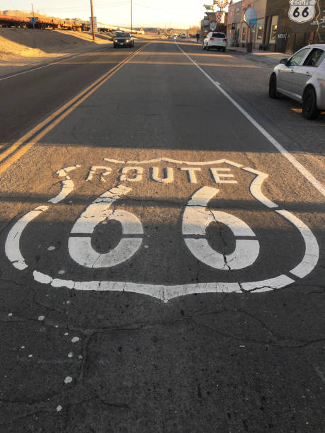znak trasy 66 namalowany na długiej drodze - route 66 california road sign zdjęcia i obrazy z banku zdjęć
