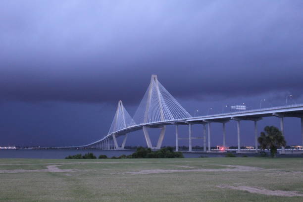 uma tempestade passa por charleston harbor - charleston harbor - fotografias e filmes do acervo