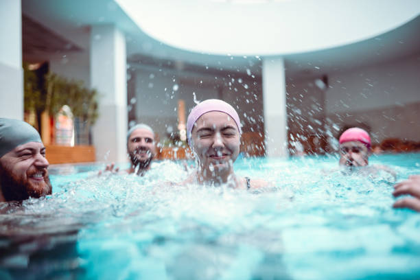 diversión de salpicaduras de agua para los amigos en la piscina - sports venue luxury love enjoyment fotografías e imágenes de stock