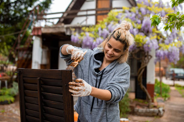 frau malt holzjalousien im freien - brushing paint house painter human hand stock-fotos und bilder