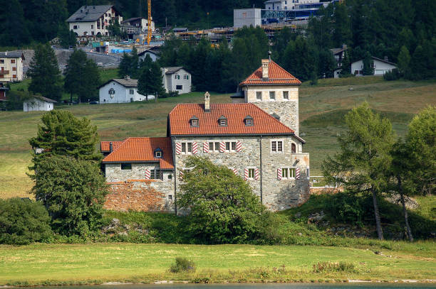 antiguo castillo crap da sass - silvaplana pueblo en suiza - st moritz engadine landscape village fotografías e imágenes de stock