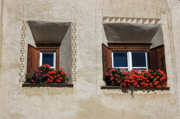 alte holzfenster mit dekorationen - samedan dorf engadin schweiz - engadine built structure house mountain stock-fotos und bilder