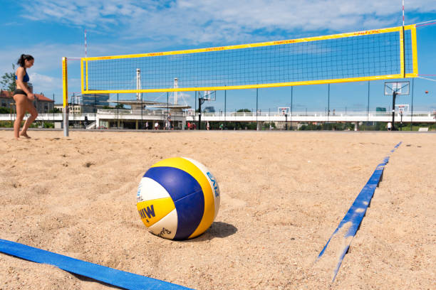 cada volea, bola en la arena - vóleibol de playa fotografías e imágenes de stock