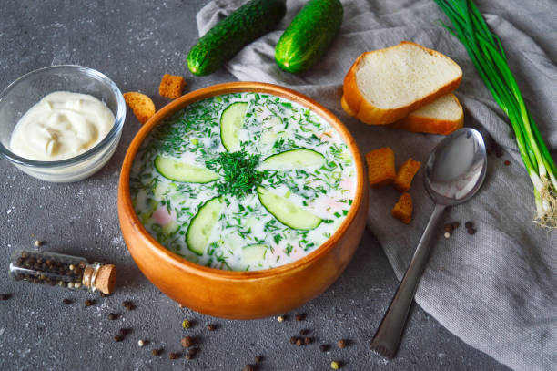 伝統的なロシアの夏の冷たいスープ。オキロカブルガリアの冷たいスープ、タレーターはテーブルの上で提供されます。 - soup cold russian culture traditional culture ストックフォトと画像