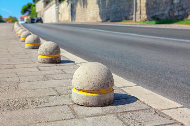 anti parking concrete spheres - concrete curve highway symbol fotografías e imágenes de stock