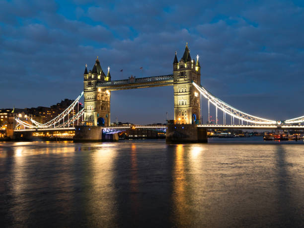 istock Tower Bridge at night illuminated by floodlights 1255193143