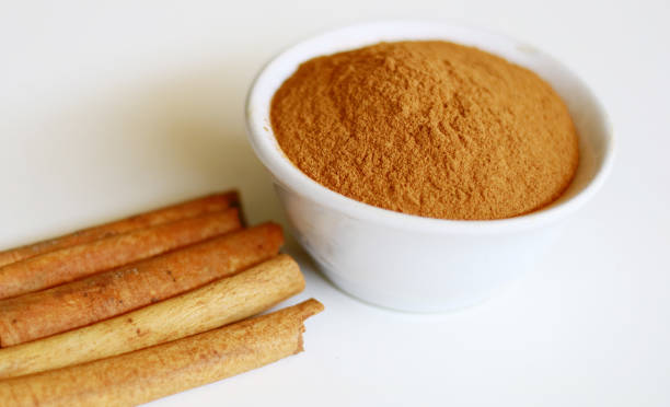 Cinnamon and cinnamon powder Cinnamon and cinnamon powder on white background. kayu manis stock pictures, royalty-free photos & images
