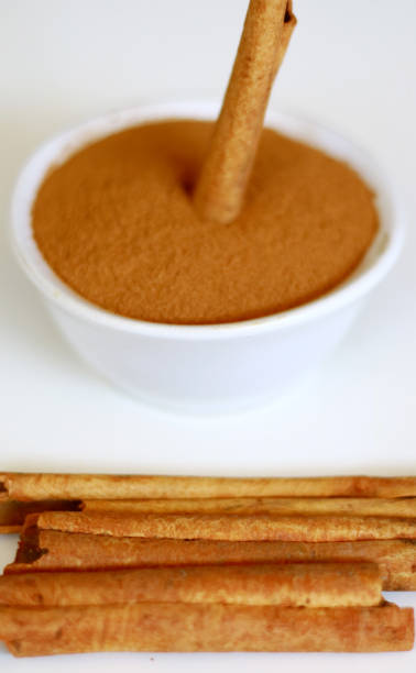 Cinnamon and cinnamon powder Cinnamon and cinnamon powder on white background. kayu manis stock pictures, royalty-free photos & images