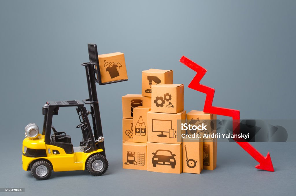 箱と赤い矢印を下にしてフォークリフト。商品の性能生産のドロップ。輸入輸出取引、景気後退。需要が低く、在庫過剰です。過剰。経済発展の減速。 - 貨物運送のロイヤリティフリーストックフォト 箱と赤い矢印を下にしてフォークリフト。商品の性能生産のドロップ。輸入輸出取引、景気後退。需要が低く、在庫過剰です。過剰。経済発展の減速。 - 貨物運送のロイヤリティフリーストックフォト