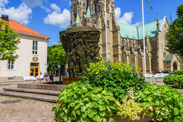 blick auf den platz in der stadt skara in schweden, mit der berühmten kathedrale - 5545 stock-fotos und bilder