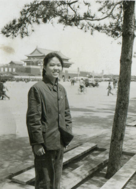 1970s china joven niña retrato monocromo foto antigua - copy space one person vertical 1970s style fotografías e imágenes de stock