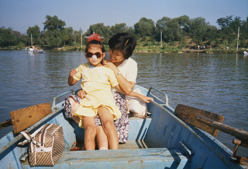 1980s China Mom and daughter on the boat photos of real life