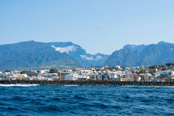 Closeup of ocean view of St. Pierre, Réunion island with the "Entre-Deux" at the center of the picture Closeup of ocean view of St. Pierre, Réunion island with the "Entre-Deux" at the center of the picture. french overseas territory stock pictures, royalty-free photos & images