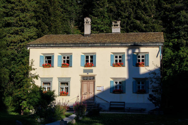 nietzsche-haus w wiosce sils maria - dolina engadin szwajcaria - friedrich nietzsche zdjęcia i obrazy z banku zdjęć