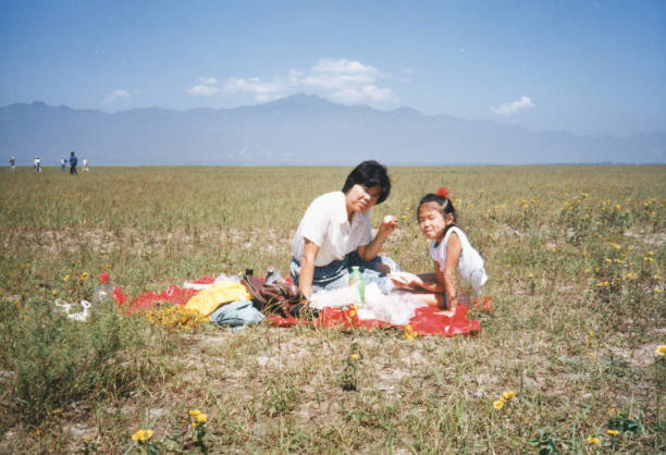 1980年代の中国母と娘の実生活の写真 - ピクニック 写真 ストックフォトと画像