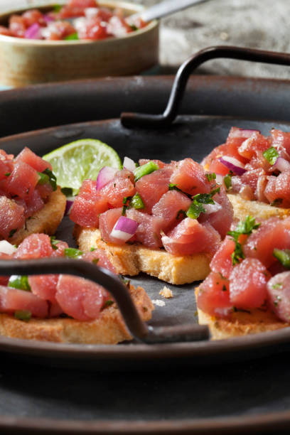 tartare di tonno ahi su crostini tostato - tuna steak fillet food plate foto e immagini stock