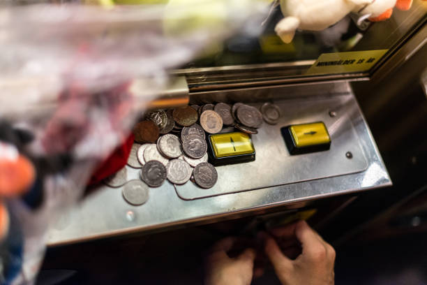 pièces et boutons sur une machine à pièces - gambling coin operated machine jackpot photos et images de collection
