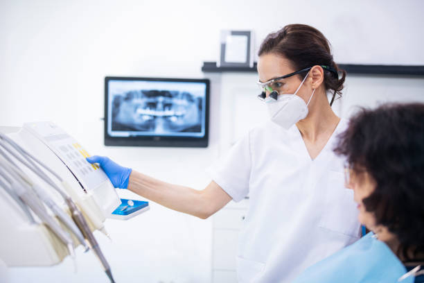 weibliche zahnärztin arbeitet am patienten. - x ray dental hygiene dentist x ray image stock-fotos und bilder