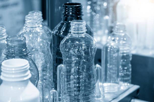 ペットボトルは飲料水工場でのサンプルコレクション。 - bottling plant bottle filling production line ストックフォトと画像