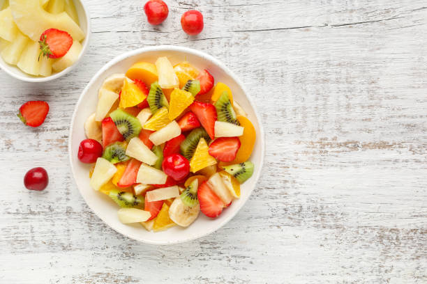 ensalada de frutas hecha de fresas picadas, kiwi, plátano, naranja y cereza. - white jell o fruit salad salad fotografías e imágenes de stock