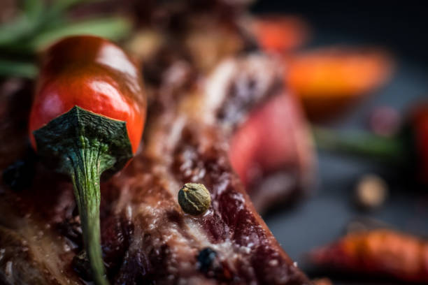 牛肉ステーキのコショウとハーブのクローズアップ - close up roasted meal pepper ストックフォトと画像