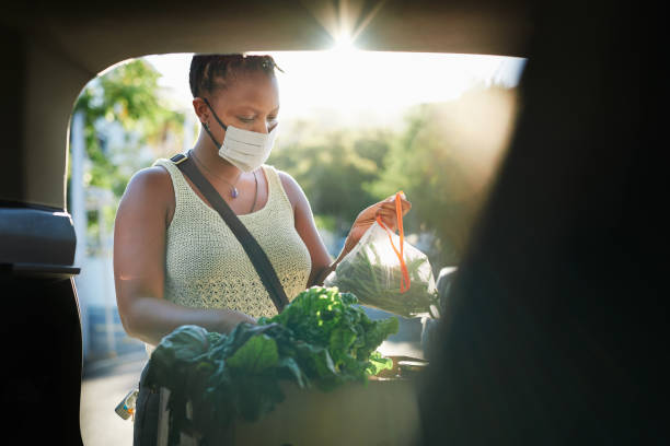 istock Buying groceries amid an outbreak 1255232140