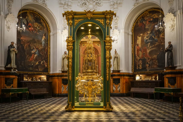 custódia de arfe na capela de santa teresa da mezquita de córdoba - saint therese church - fotografias e filmes do acervo