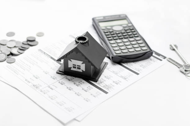 istock Toy house and calculator on table close-up 1255246626