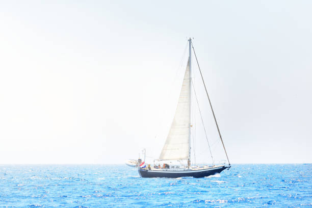 élégant yacht de croisière hollandais naviguant dans une eau calme d’une mer méditerranéenne ouverte par temps clair. paysage marin idyllique. vacances d’été, loisirs, sport et loisirs, wessel privé - travel locations sea mediterranean sea wind photos et images de collection
